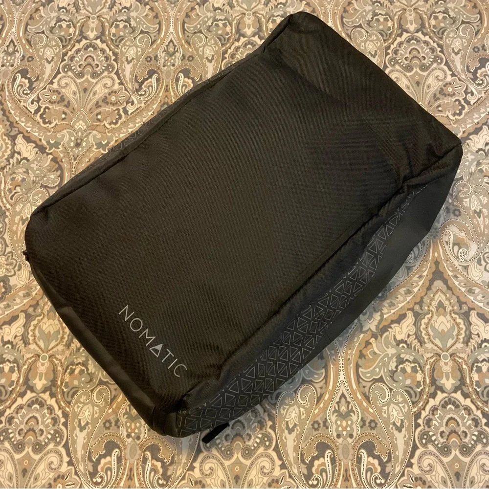 Like New Nomatic Travel Bag 40L + Laundry Bag+ Waist Strap Used 1x